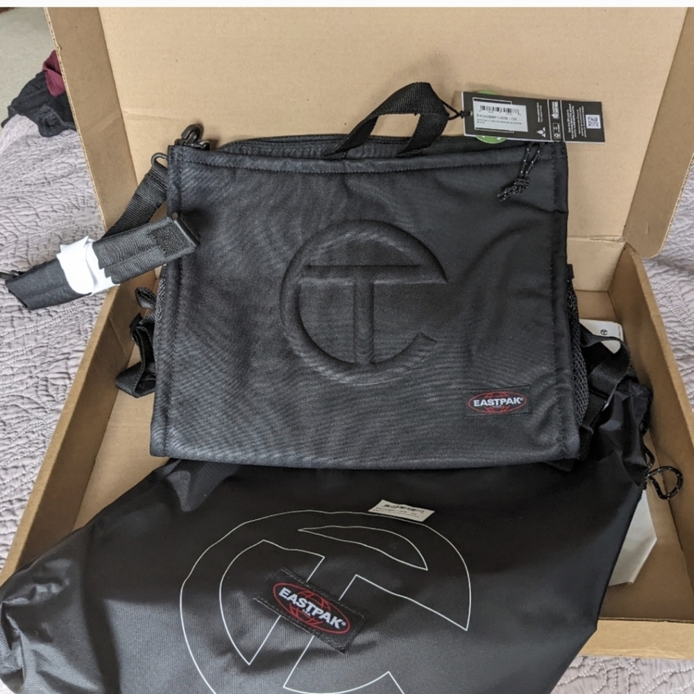 Eastpak Black Messenger Bag with Sleek Design